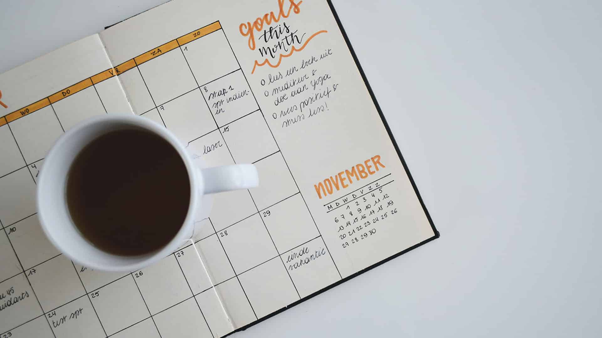 Planificateur mensuel novembre avec tasse de café, objectifs et calendrier manuscrit