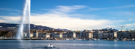 Vue panoramique du jet d'eau de Genève et des rives du lac Léman avec immeubles en arrière-plan