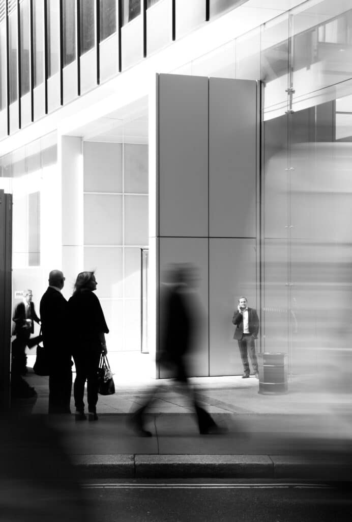 Personnes dans un hall moderne