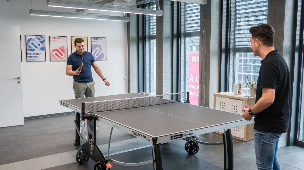 Employé b-sharpe jouant au ping-pong